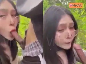 đi dã ngoại tiện đụ ghệ ở trong rừng